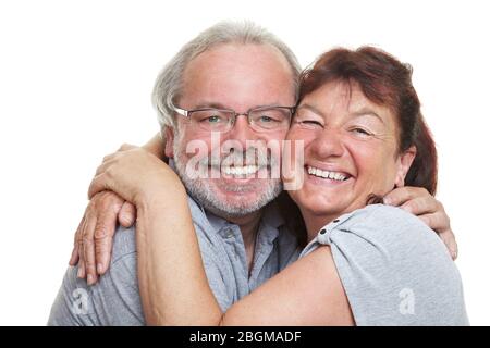 Zwei glückliche Senioren umarmen sich lachend Stockfoto