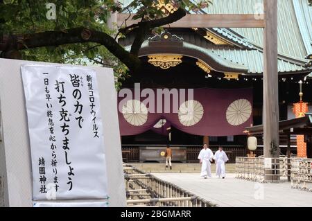 Tokio, Japan. April 2020. Auf einer Tafel steht „Lasst uns das neue Coronavirus überwinden“ am Yasukuni-Schrein in Tokio bei einem zweitägigen Frühlingsfest am Mittwoch, den 22. April 2020. Premierminister Shinzo Abe bot dem umstrittenen Kriegsschrein am 21. April einen Ritualbaum an. Kredit: Yoshio Tsunoda/AFLO/Alamy Live News Stockfoto