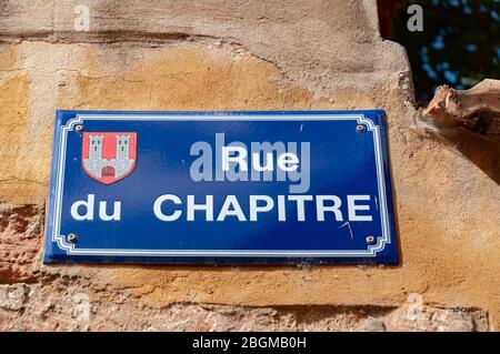 Wissembourg, Frankreich. September 2009. Ein Straßenschild mit dem Namen der Straße. Stockfoto