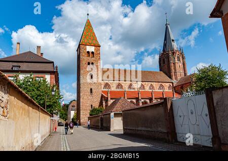 Wissembourg, Frankreich. September 2009. Kirche von SS. Peter und Paul, Abtei von Wissembourg. Stockfoto