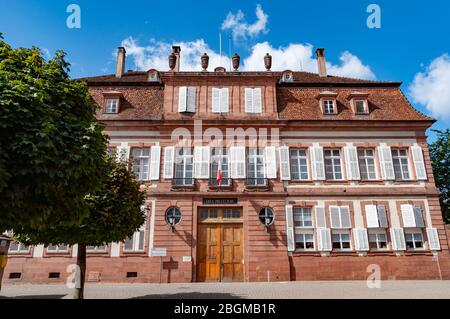 Wissembourg, Frankreich. September 2009. Historisches Gebäude in der Nähe der Abtei. Stockfoto