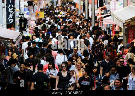 Der Blick auf die Takeshita Straße, eine Einkaufsstraße in Harajuku, die sehr voll ist mit vielen Touristen aus verschiedenen Ländern. Stockfoto