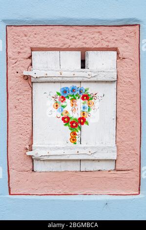 Wissembourg, Frankreich. September 2009. Ein Fenster mit einer schönen Blumendekoration. Stockfoto