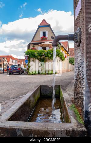 Wissembourg, Frankreich. September 2009. Ein uraltes Trinkbecken. Stockfoto