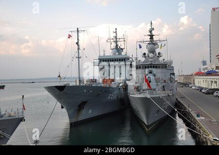 Die NATO-Geschwader kam nach gemeinsamen Übungen mit der ukrainischen Marine im Hafen an. Stockfoto