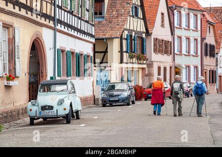 Wissembourg, Frankreich. September 2009. Touristen schlendern durch die Straßen von Wissembourg. Stockfoto