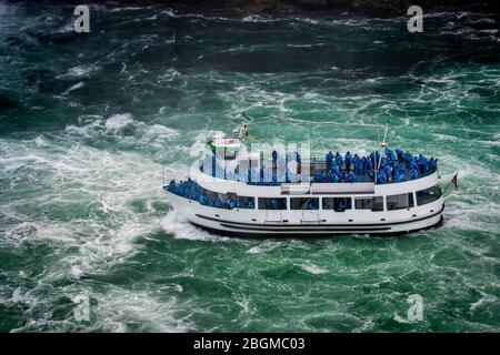 Schiff mit Touristen zieht zu den Niagara Fällen, ist die Bootstour Erfahrung Nordamerikas älteste Attraktion und zieht Millionen von Besuchern seit 184 Stockfoto