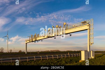 Gantry mit modernen elektronischen Geräten und Kameras, die die Bewegung von LKWs auf der Autobahn Stockfoto