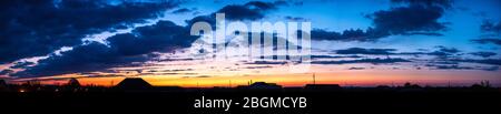 Sonnenuntergang Panorama mit Wolken hohe Auflösung Stockfoto