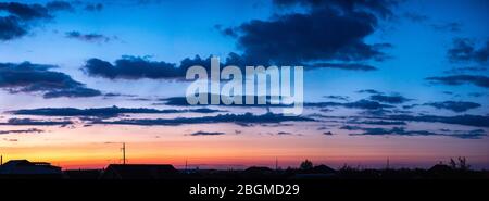 Sonnenuntergang Panorama mit Wolken hohe Auflösung Stockfoto