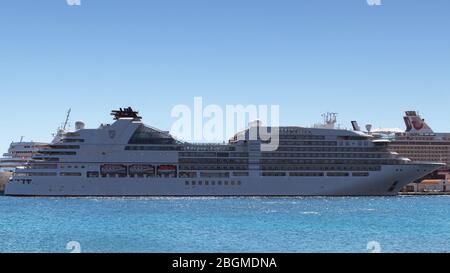 Rhodos, Griechenland - 03. Juli 2019 - Kreuzfahrtschiffe im Hafen von Rhodos, Griechenland Stockfoto