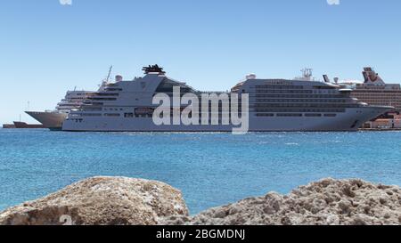 Rhodos, Griechenland - 03. Juli 2019 - Kreuzfahrtschiffe im Hafen von Rhodos, Griechenland Stockfoto