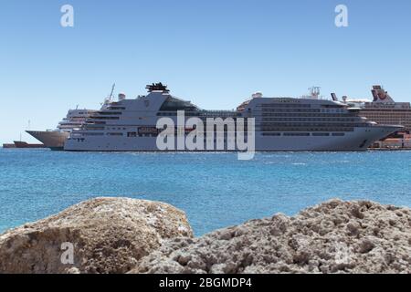 Rhodos, Griechenland - 03. Juli 2019 - Kreuzfahrtschiffe im Hafen von Rhodos, Griechenland Stockfoto