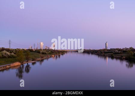 Panorama von Wien (Österreich) an der Donau an einem klaren Abend im Frühling Stockfoto