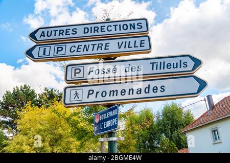 Wissembourg, Frankreich. September 2009. Verkehrsschilder. Stockfoto