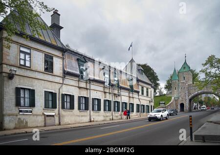 Quebec City, Kanada 23. september 2018: Roter Doppeldeckerbus mit Sightseeing in Porte Saint Louis, einer der berühmten Touristenattraktionen der UNESCO-Welt Stockfoto