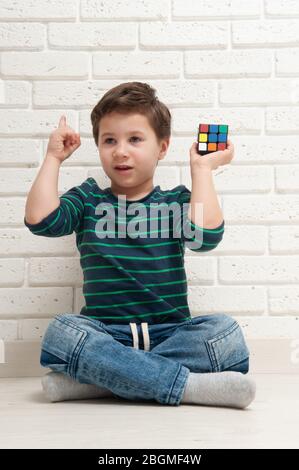 Kiew, Ukraine, 22. märz 2020. Boy spielt mit rubik's Würfel. Rubik's Cube erfunden von einem ungarischen Architekten Erno Rubik im Jahr 1974. Stockfoto