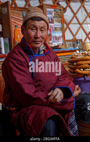 KHATGAL, MONGOLEI, 25. Februar 2020 : Mongolische Menschen besuchen ihre Familie und Freunde in ihren Jurten während des Tsagaan Zar, dem mongolischen Neujahr. Stockfoto