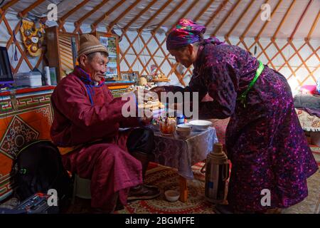 KHATGAL, MONGOLEI, 25. Februar 2020 : Mongolische Menschen besuchen ihre Familie und Freunde in ihren Jurten während des Tsagaan Zar, dem mongolischen Neujahr. Stockfoto