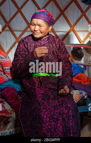 KHATGAL, MONGOLEI, 25. Februar 2020 : Mongolische Menschen besuchen ihre Familie und Freunde in ihren Jurten während des Tsagaan Zar, dem mongolischen Neujahr. Stockfoto