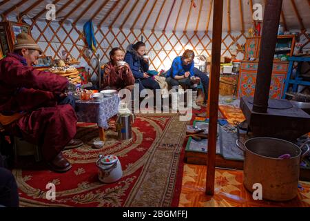 KHATGAL, MONGOLEI, 25. Februar 2020 : Mongolische Menschen besuchen ihre Familie und Freunde in ihren Jurten während des Tsagaan Zar, dem mongolischen Neujahr. Stockfoto