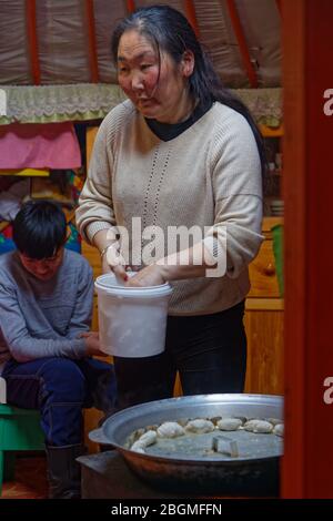 KHATGAL, MONGOLEI, 25. Februar 2020 : Mongolische Menschen besuchen ihre Familie und Freunde in ihren Jurten während des Tsagaan Zar, dem mongolischen Neujahr. Stockfoto