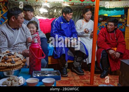 KHATGAL, MONGOLEI, 25. Februar 2020 : Mongolische Menschen besuchen ihre Familie und Freunde in ihren Jurten während des Tsagaan Zar, dem mongolischen Neujahr. Stockfoto