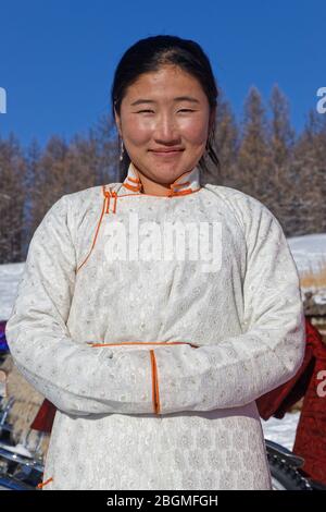 KHATGAL, MONGOLEI, 25. Februar 2020 : Mongolische Menschen besuchen ihre Familie und Freunde in ihren Jurten während des Tsagaan Zar, dem mongolischen Neujahr. Stockfoto