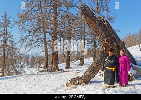 KHATGAL, MONGOLEI, 25. Februar 2020 : Mongolische Menschen besuchen ihre Familie und Freunde in ihren Jurten während des Tsagaan Zar, dem mongolischen Neujahr. Stockfoto