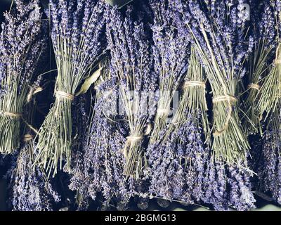 Trockene Lavendelbüschen, die auf dem französischen Markt im Freien in der Provence verkauft werden. Bildkomposition von oben. Mobile Fotografie Stockfoto