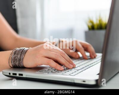 Arbeiten von zu Hause aus, Unternehmer, Freiberufler, Social Media, social marketing Konzept. Close-up's Frau Hände schreiben auf Tastatur Laptop zu Hause. Kopieren Sie Platz für Text oder Design Stockfoto