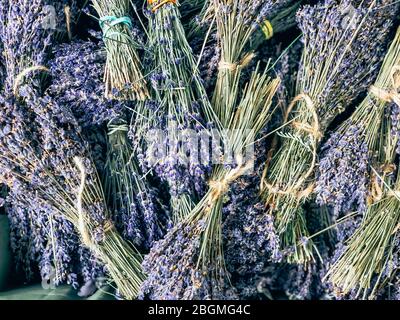 Trockene Lavendelbüschen, die auf dem französischen Markt im Freien in der Provence verkauft werden. Bildkomposition von oben. Mobile Fotografie Stockfoto