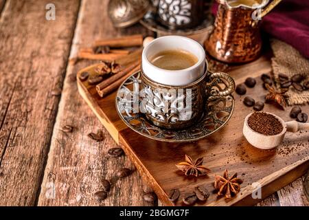 Traditionelle türkische Kaffeetasse und geröstete Kaffeebohnen Stockfoto