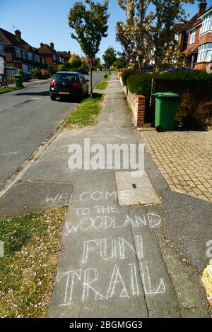 20. April 2020, Bidborough, Kent, UK: Ein Spiel auf dem Woodland Fun Trail, das von einheimischen Kindern auf dem Bürgersteig eines vornehmen Wohngebietes gezeichnet wurde, während die Regierung die Quarantäne / Sperrung verhängte, um die Ausbreitung des Coronavirus zu reduzieren. Kinder im ganzen Land haben Wege erfinden, sich und andere während der Pandemie beschäftigt zu halten. Dieser Trail beinhaltet hopscotch Spiele und verschiedene Herausforderungen und Aktivitäten für Bewegung, sowie Nachrichten über die sichere und soziale Distanz zu halten. Stockfoto