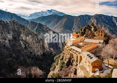 Saint-Martin-du-Canigou, Benediktinerabtei in den Pyrenäen Stockfoto