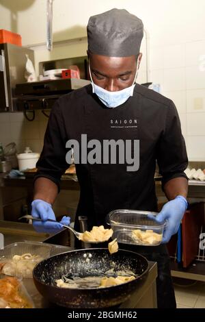 Mailand, Italien. April 2020. Mailand, 'Ghost Kitchen' Virtuelles Restaurant mit Gerichten direkt nach Hause geliefert. Auf dem Foto: Zubereitung von Gerichten Quelle: Unabhängige Fotoagentur/Alamy Live News Stockfoto