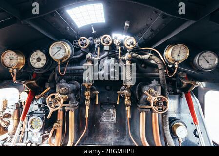 Eine Auswahl an Messingzifferblättern und Kupferrohren in der cab-funktionierenden britischen Dampflokomotive, der Sir Nigel Gresley (LNER Klasse A4 Pacific 4498), in Br Stockfoto