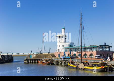 Alte Holzschiffe und Fährterminal in Harlingen, Niederlande Stockfoto