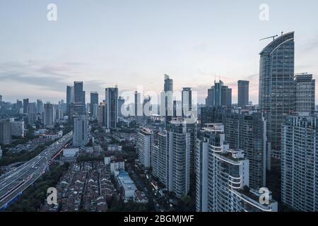 Luftaufnahme der Yanan Rd, Jingan Bezirk, Shanghai am Abend Stockfoto