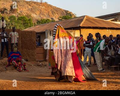 Dassa, Benin - 31/12/2019 - Festlicher Maskentanz, Eggun, Voodoo, Afrika Stockfoto