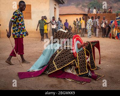 Dassa, Benin - 31/12/2019 - Festlicher Maskentanz, Eggun, Voodoo, Afrika Stockfoto