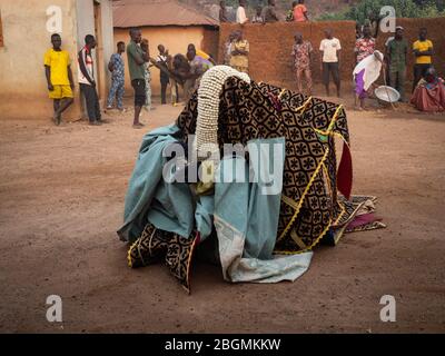 Dassa, Benin - 31/12/2019 - Festlicher Maskentanz, Eggun, Voodoo, Afrika Stockfoto