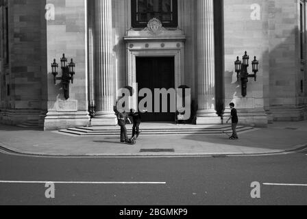 Skateboarder vor der Freimaurerhalle in der Great Queen Street, London Stockfoto