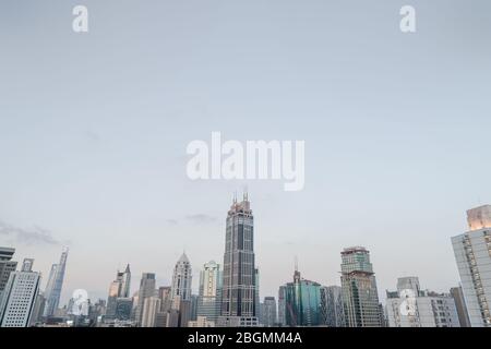 Luftaufnahme der Yanan Rd, Jingan Bezirk, Shanghai am Abend Stockfoto