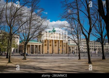 04/09/2020, Berlin, das Brandenburger Tor an einem sonnigen Frühlingssafttag von hinten (Ostseite), Foto vom Simonweg über den Platz des Juni 18 in Berlin mitte. Weltweit verwendet Stockfoto