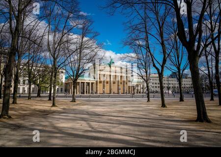 04/09/2020, Berlin, das Brandenburger Tor an einem sonnigen Frühlingssafttag von hinten (Ostseite), Foto vom Simonweg über den Platz des Juni 18 in Berlin mitte. Weltweit verwendet Stockfoto