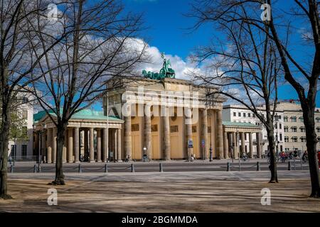 04/09/2020, Berlin, das Brandenburger Tor an einem sonnigen Frühlingssafttag von hinten (Ostseite), Foto vom Simonweg über den Platz des Juni 18 in Berlin mitte. Weltweit verwendet Stockfoto