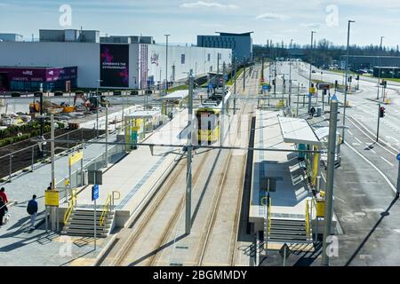 Metrolink Tram an der Barton Dock Road Haltestelle am Eröffnungstag der Trafford Park Line, 22. März 2020. Trafford, Manchester, Großbritannien. Stockfoto