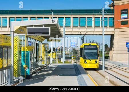 Metrolink Tram an der Barton Dock Road Haltestelle am Eröffnungstag der Trafford Park Line, 22. März 2020. Trafford, Manchester, Großbritannien. Stockfoto