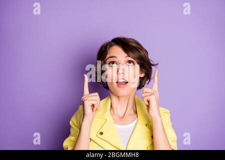 Nahaufnahme Foto erstaunt funky Mädchen Punkt Zeigefinger bis leeren Raum zeigen unglaubliche Anzeigen Förderung beeindruckt schreien wow omg tragen Trend Stockfoto